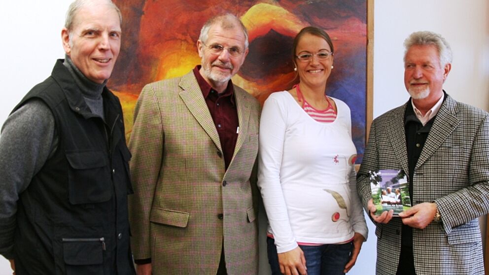 Foto (Universität Paderborn): V. li.: Diplom-Rechtspfleger Peter Schneider, Prof. em. Dr. Peter Schneider, Gisela Meier und Alfred Sabelleck.