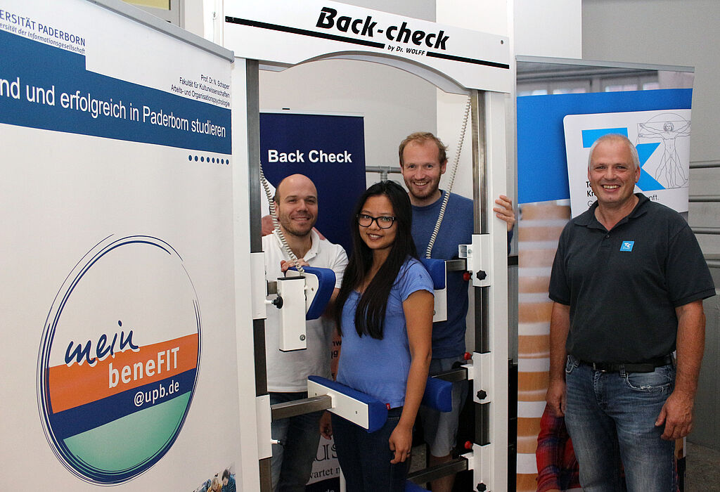 Foto (Heiko Appelbaum): Die Lehramtsstudentin Ha My Truong (2. v. l.) hat den Rückentest bestanden.