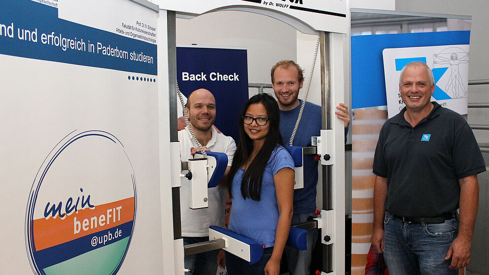 Foto (Heiko Appelbaum): Die Lehramtsstudentin Ha My Truong (2. v. l.) hat den Rückentest bestanden.