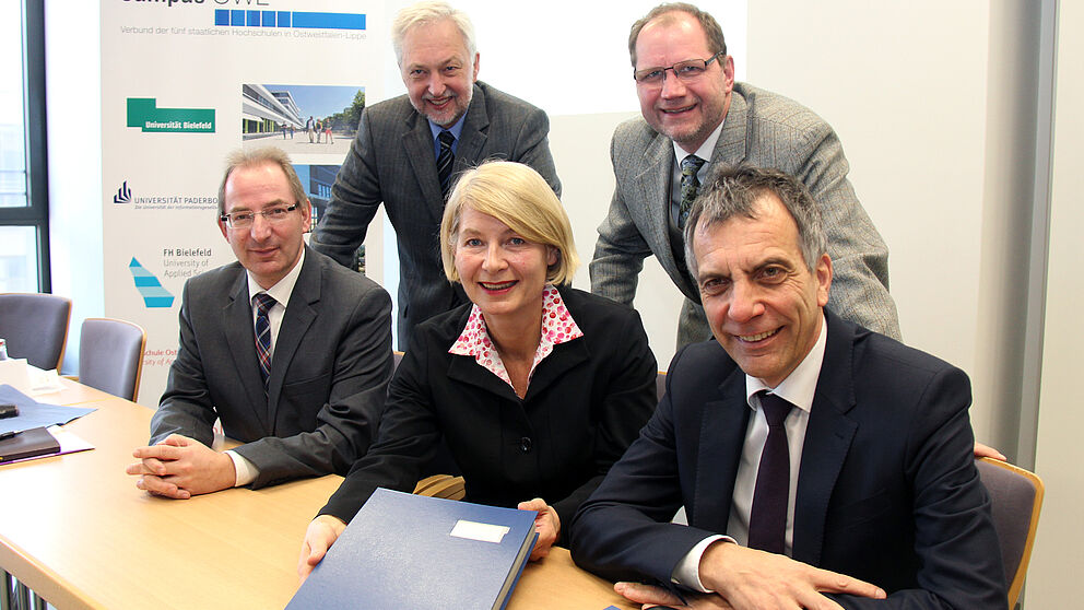 Foto (Fachhochschule Bielefeld), v. li.: Dr. Oliver Herrmann, Präsident der Hochschule Ostwestfalen-Lippe, Prof. Dr. Wilhelm Schäfer, Präsident der Universität Paderborn, Prof. Dr. Ingeborg Schramm-Wölk, Präsidentin der Fachhochschule Bielefeld, Pro