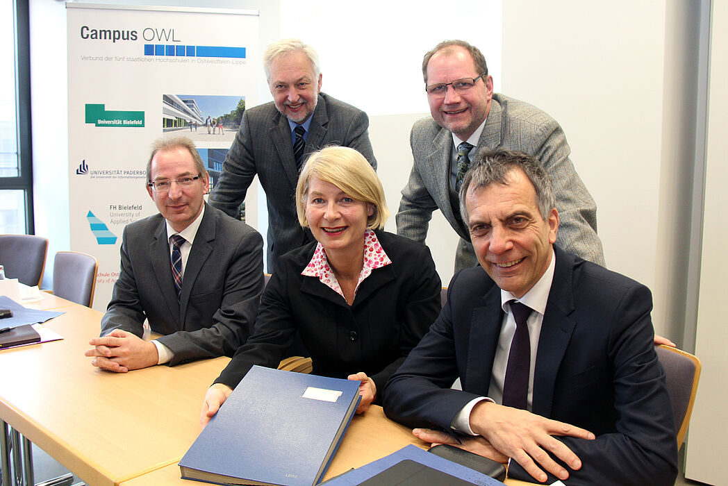 Foto (Fachhochschule Bielefeld), v. li.: Dr. Oliver Herrmann, Präsident der Hochschule Ostwestfalen-Lippe, Prof. Dr. Wilhelm Schäfer, Präsident der Universität Paderborn, Prof. Dr. Ingeborg Schramm-Wölk, Präsidentin der Fachhochschule Bielefeld, Pro