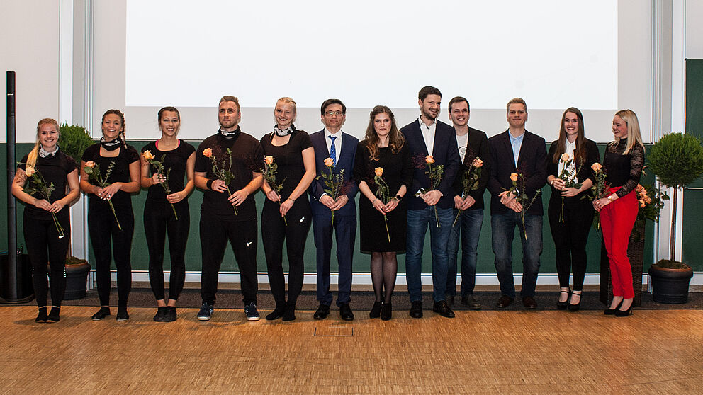 Foto (Universität Paderborn, Florian Krause): Die Akteurinnen und Akteure des Festbeitrags der Absolventinnen und Absolventen