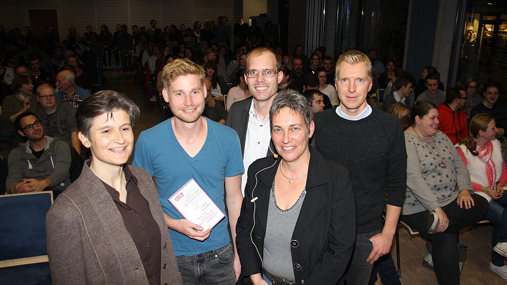 Foto: Diskutierten über die Sprache der Kirche: Autor Erik Flügge (2. v. l.) und Professor Bernhard Spielberg (m.) mit den beiden Veranstaltern Benedetta Michelini vom Pauluskolleg (l.) und Studentenpfarrer Nils Petrat (r.) sowie Moderatorin Julia Fisch