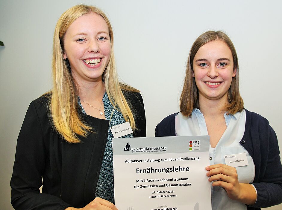 Foto (Universität Paderborn, Vanessa Dreibrodt): Studentinnen der ersten Stunde: Ann-Christin Killing (l.) und Hannah Maehling freuen sich auf ihr Studium der Ernährungslehre an der Uni Paderborn.