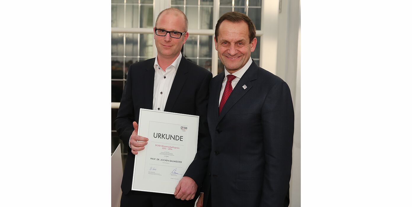Foto (Universität Paderborn): Prof. Dr. Jochen Baumeister (links) von der Universität Paderborn mit DOSB-Präsident Alfons Hörmann.