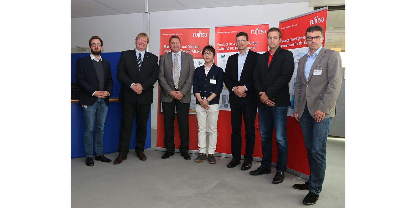 Foto: (FUJITSU, Dieter Tenberg): Florian Schmidt (Projekt Manager im Future Lab), Jens-Peter Seick (Vice President, Betriebsleitung Paderborn) und Dr. Jürgen Schrage (Leiter des Future Lab) von der FUJITSU Technology Solutions GmbH; Student Shota Sato, T