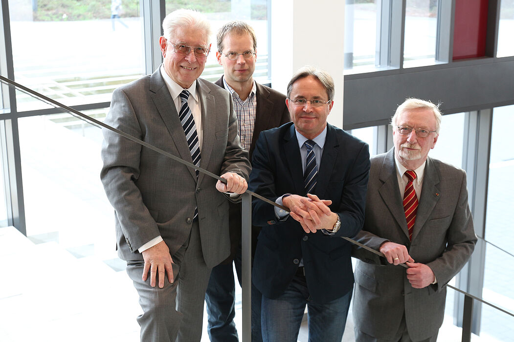 Foto (Universität Paderborn, Julia Pieper), v. li.: Prof. em. Dr. Otto Rosenberg, Heiko Appelbaum, Tibor Werner Szolnoki und Prof. em. Dr. Dr. h. c. mult. Peter Freese.