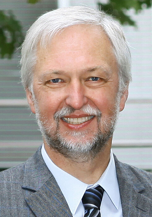 Foto (Universität Paderborn, Adelheid Rutenburges): Prof. Dr. Wilhelm Schäfer tritt am 1. März 2015 sein Amt als neuer Präsident der Universität Paderborn an.