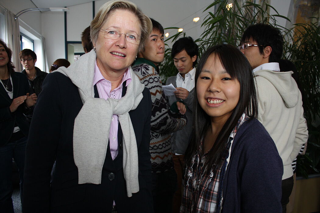 Lernen sich gerade kennen: Angelika Hanselmann und ihre „Gaststudentin“ Kotomi Yokokawa.