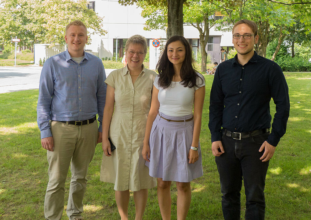 Foto (Universität Paderborn): Prof. Dr. Suhl (2. v. l.) und der verantwortliche Mitarbeiter Henry Wolf (1. v. l., beide DS&OR Lab) freuen sich mit Ina Penner (2. v. r.) und Daniel Neumann (1. v. r.) über den erfolgreichen Projektabschluss.