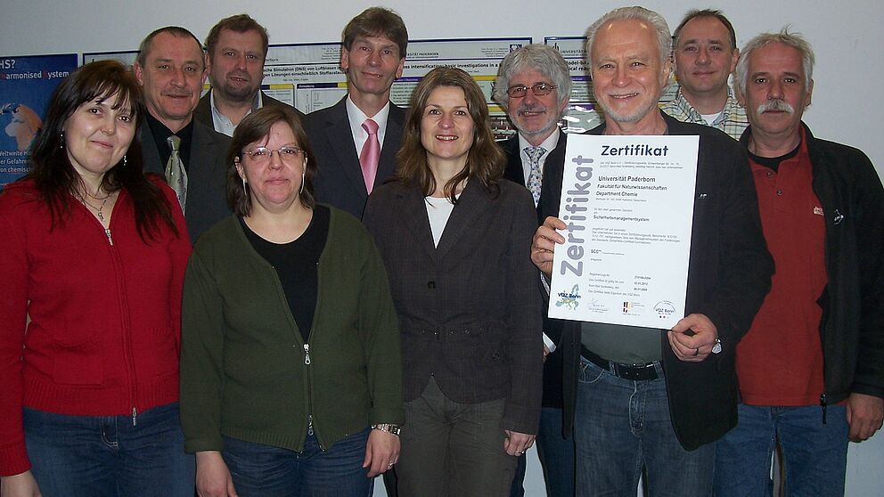 Foto (Mark Heinemann): (v. li.) Mariola Zukowski (SGU-Team), Dr. Heinz Weber (SGU-Team-Sprecher), Martin Hohrath (Dez. 5/Arbeitsschutz), Giesela Jünnemann (SGU-Team), Prof. Dr. Nikolaus Risch (Präsident Universität), Diana Riedel (Leitende Sicherheitsi