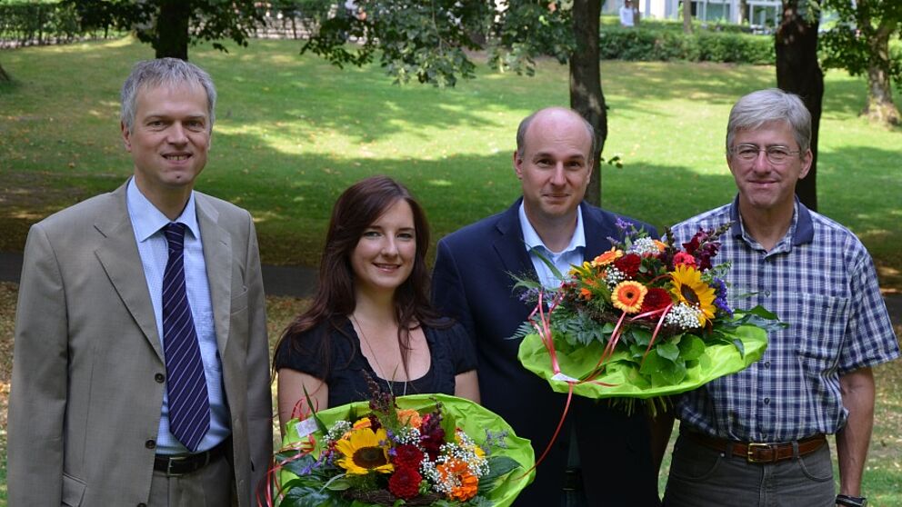 Foto: Die Weierstraß-Preisträger Eva Tebbe und Prof. Dr. Jürgen Klüners (Mitte), gemeinsam mit Martin Behnke von der Firma Atos (links) und Dekan Prof. Dr.-Ing. Joachim Böcker (rechts).