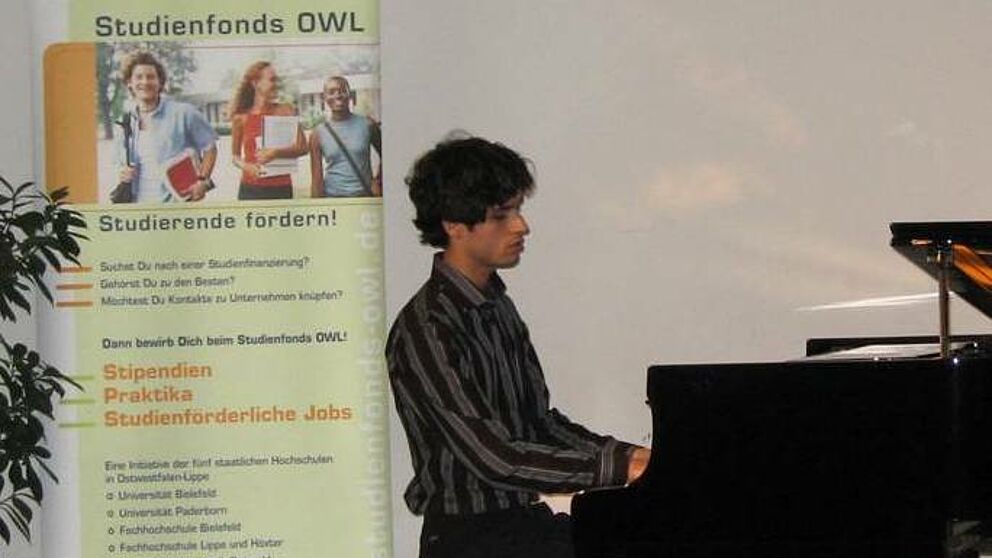 Am Flügel: Stipendiat der Musikhochschule Arya Alimadadi, ist bereits seit Anfang 2007 Stipendiat.