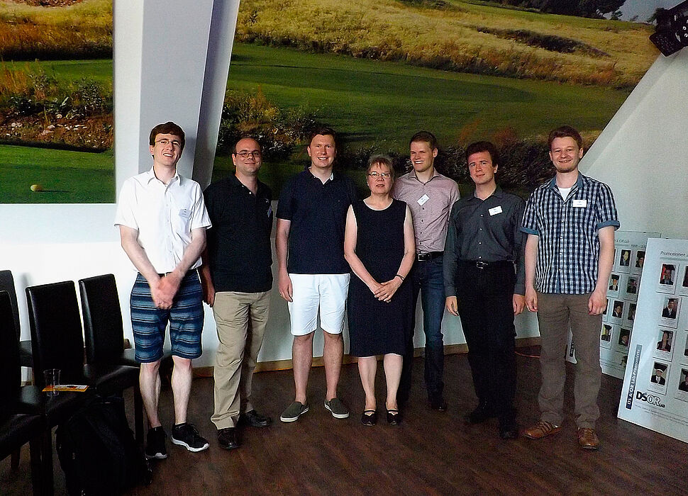 Foto (Universität Paderborn, Carina Trimborn): Ehrung der Vortragenden und Auszeichnung exzellenter Studienarbeiten: (v. l. n. r.) Jun.-Prof. Dr. Kevin Tierney, Dr. Philipp Christophel, Prof. Dr. Nils Urbach, Prof. Dr. Leena Suhl, Andreas Lemke, Dr. Yuri