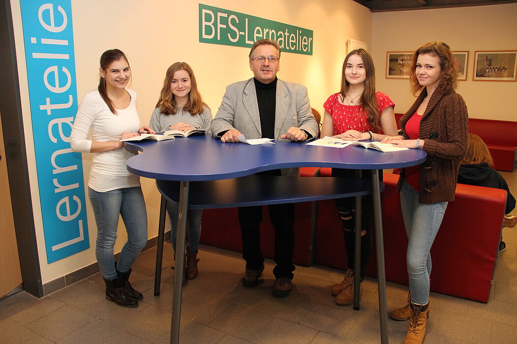 Foto: Schulleiter Manfred Kreisel im Berufsfachschul-Lernatelier.