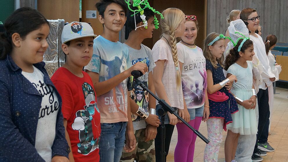 Foto (Universität Paderborn, Katharina Gefele): Die Kinder begrüßen das Publikum in 14 verschiedenen Sprachen.