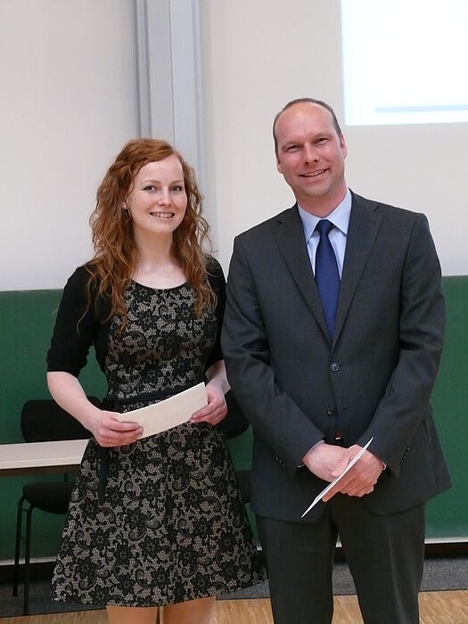 Foto (Universität Paderborn, Silvia Sporkmann): Preisträgerin des Preises für ausgezeichnete Abschlussarbeiten der UNITY AG Kerstin Eden mit Matthias Schwarzenberg (UNITY AG)