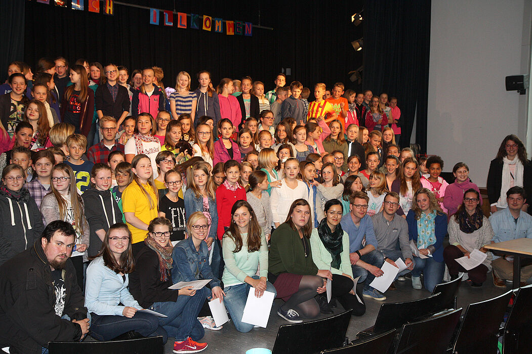 Foto (Marian Feist): Schülerinnen, Schüler und Studierende am Ende des Präsentationsabends