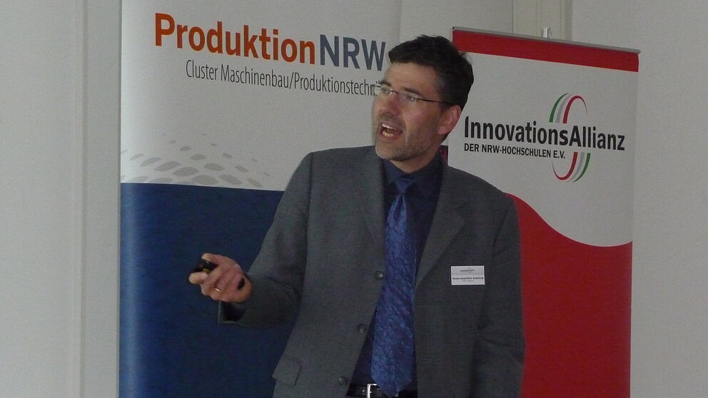 Foto (Universität Paderborn): Prof. Dr.-Ing. Hans-Joachim Schmid stellte das Direct Manufacturing Verfahren und zahlreiche Anwendungsmöglichkeiten vor.