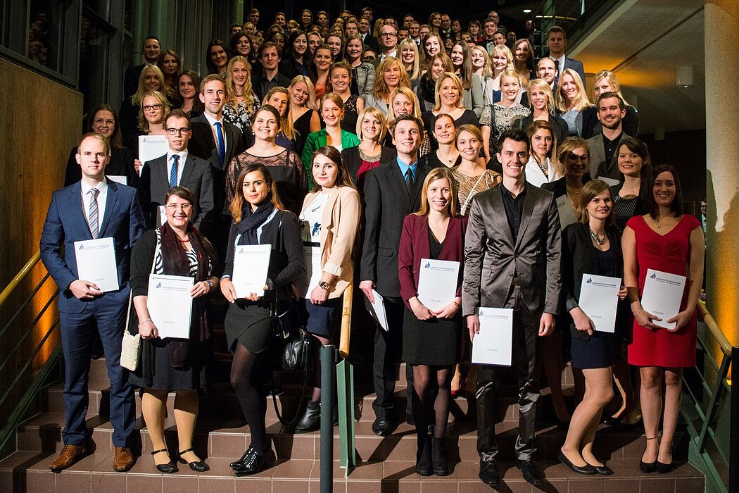 Foto (Universität Paderborn): Gruppe 2 der Absolventinnen und Absolventen am Tag der Wirtschaftswissenschaften 2015