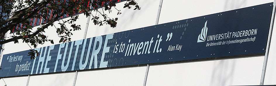Gebäude O mit dem Zitat "The best way to predict the future is to invent it" von Alan Kay.