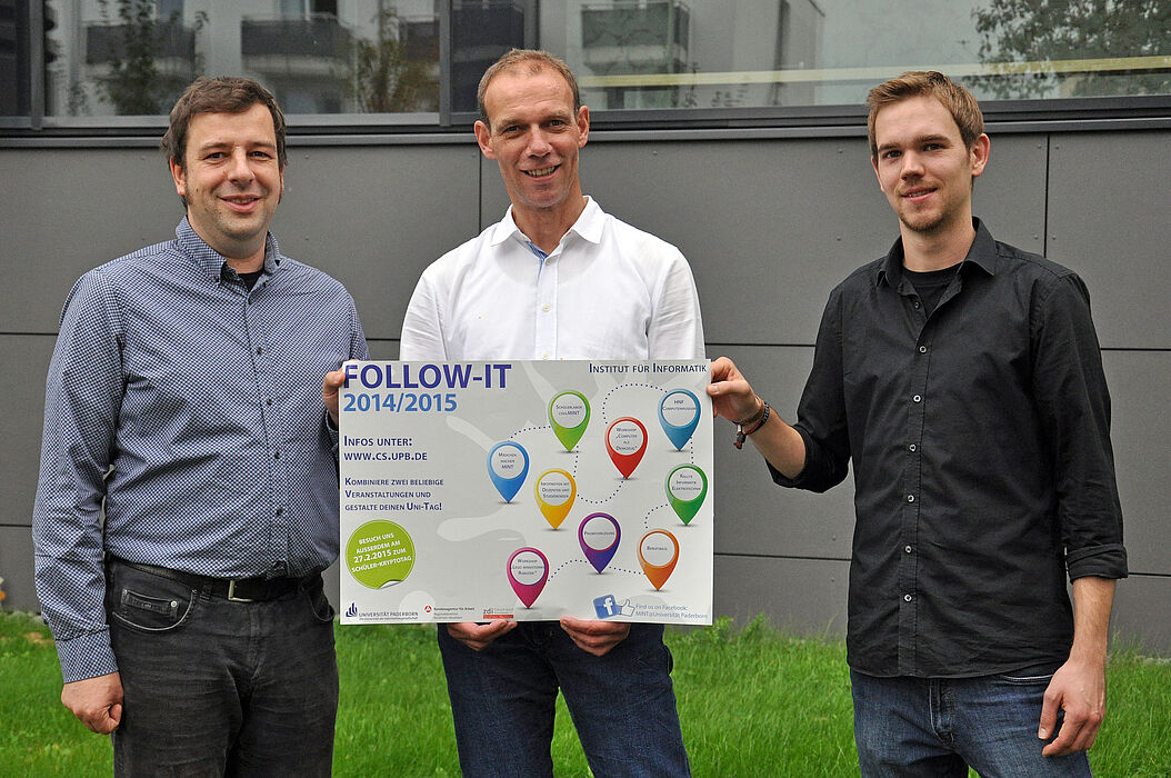 Foto (Universität Paderborn): (v. l.) Jun.-Prof. Dr. Christian Plessl, Prof. Dr. Johannes Blömer und Jannic Huesemann präsentieren das Angebot der Follow-IT – Schülerworkshops.