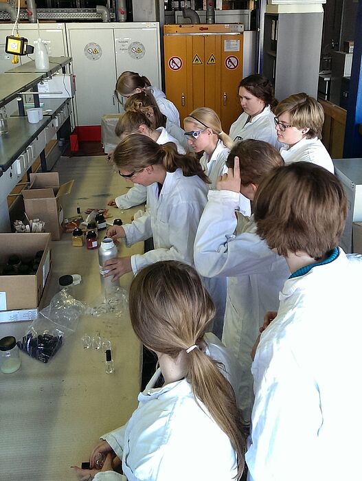 Foto (Universität Paderborn, Anja Demir): Chemie-Workshop zur Lackchemie