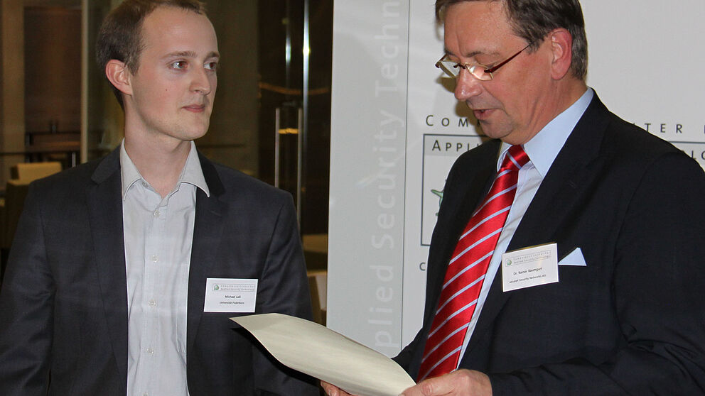 Foto: Michael Laß (links) erhält den Förderpreis „IT-Sicherheit“.