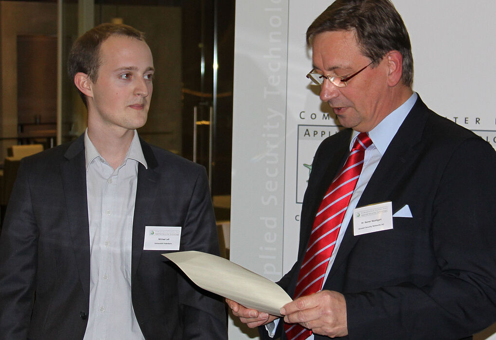 Foto: Michael Laß (links) erhält den Förderpreis „IT-Sicherheit“.