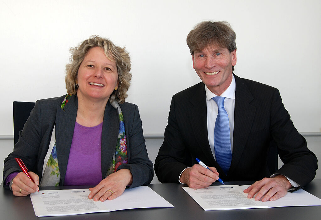 Foto (Norma Langohr): NRW-Wissenschaftsministerin Svenja Schulze und Präsident Prof. Dr. Nikolaus Risch unterzeichnen die Zielvereinbarung.