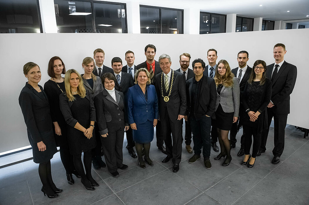 Foto: Gruppenbild mit 16 von 17 neuen Kollegiaten, Ministerin Svenja Schulze, Präsident der Akademie Prof. Dr. Dr. Hanns Hatt.