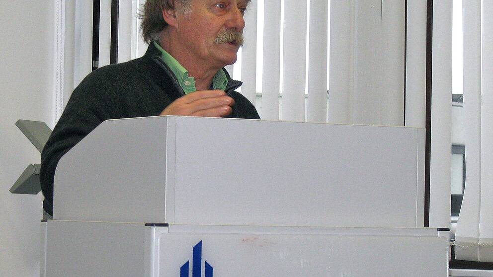 Foto (Annegret Thiem): Der argentinische Autor Raúl Argemí im Januar 2012 in der Universität Paderborn.
