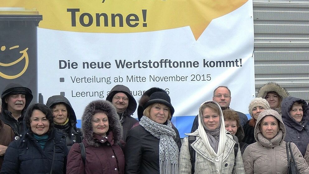 Foto (ASP): Die SeminarteilnehmerInnen interessierten sich auch für die Motivation der Umstellung zur Sammlung von Leichtverpackungen nicht mehr im „Gelben Sack“, sondern in der neu eingeführten „Wertstofftonne“.