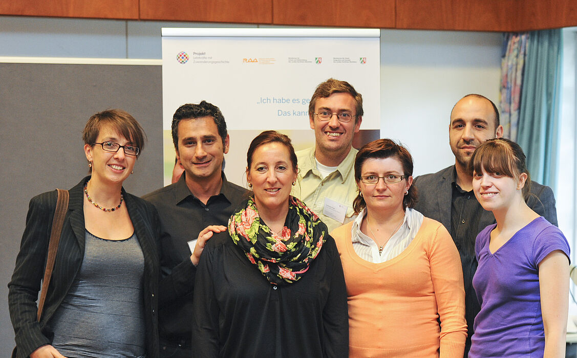 Foto (www.yaman-communications.de): v. l.: Claudia Decker (PLAZ, UPB), Cahit Basar (Netzwerksprecher Lehrkräfte mit Zuwanderungsgeschichte NRW), Barbara Rodenbröker, Andreas Prieb (Projektkoordinator Netzwerk LmZ NRW), Marina Frank, Mostapha Bouklloua (