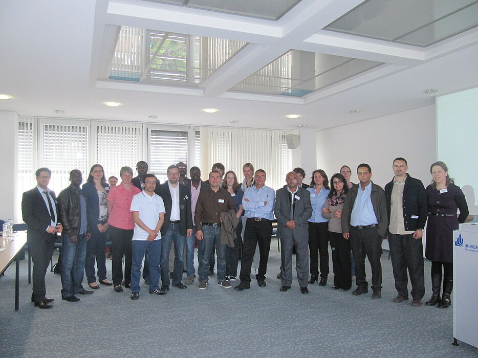 Foto: Dr. Brahim Moussa (6. v. li.), Prof. Dr. Michael Hofmann (7. v. li.), Dr. Chaouki Kacem (10. v. li.)