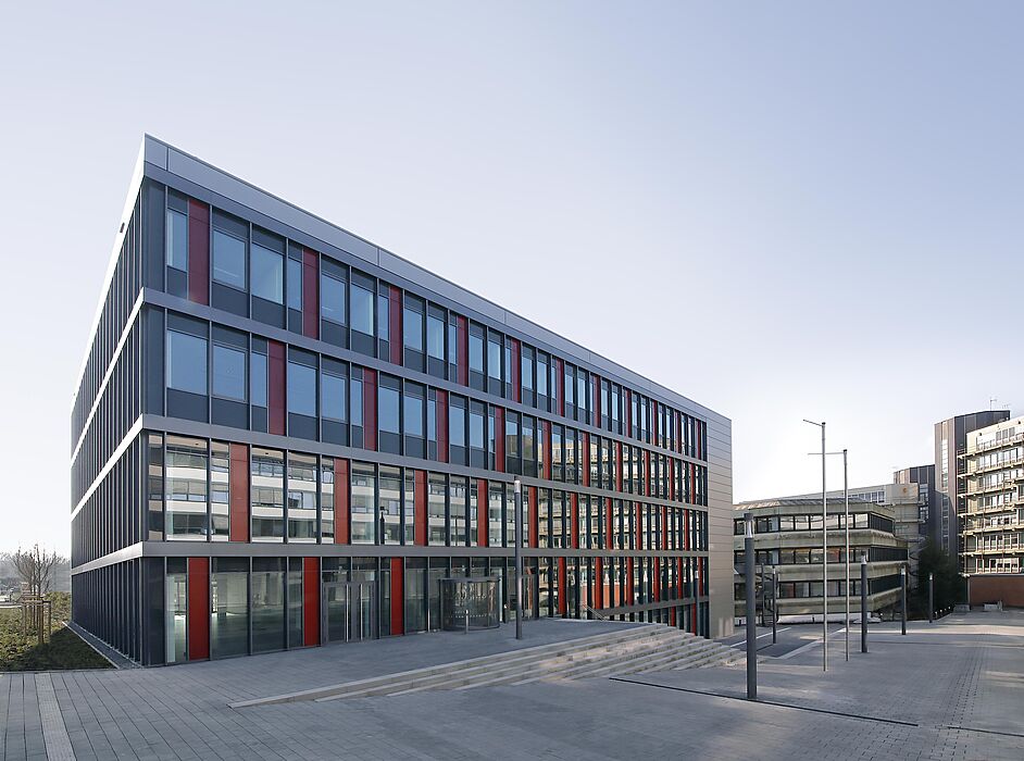 Foto (Espendiller+Gnegel): Gebäude I mit Vorplatz und Haupteingang zur Universität