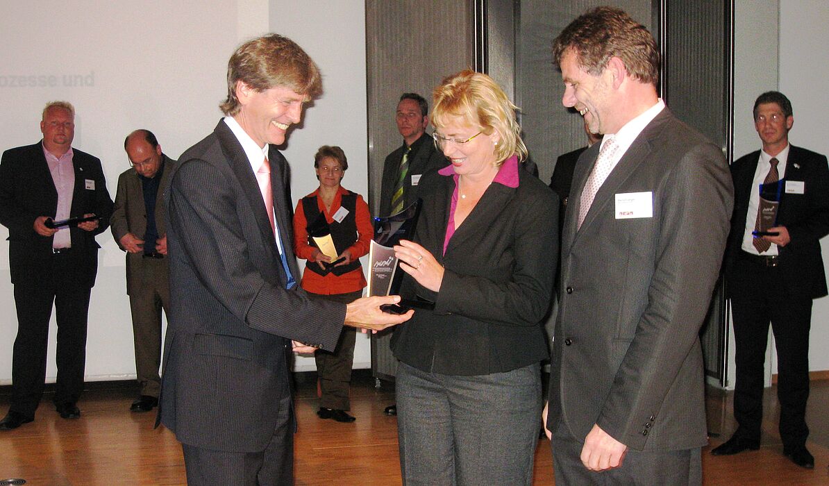Foto (MEIM): Auch Bettina und Bernd Langer, Gründer der BBL Software GmbH, erhielten von Uni-Präsident Prof. Dr. Nikolaus Risch als Auszeichnung das Label „Unternehmensgründung aus der Universität Paderborn“.