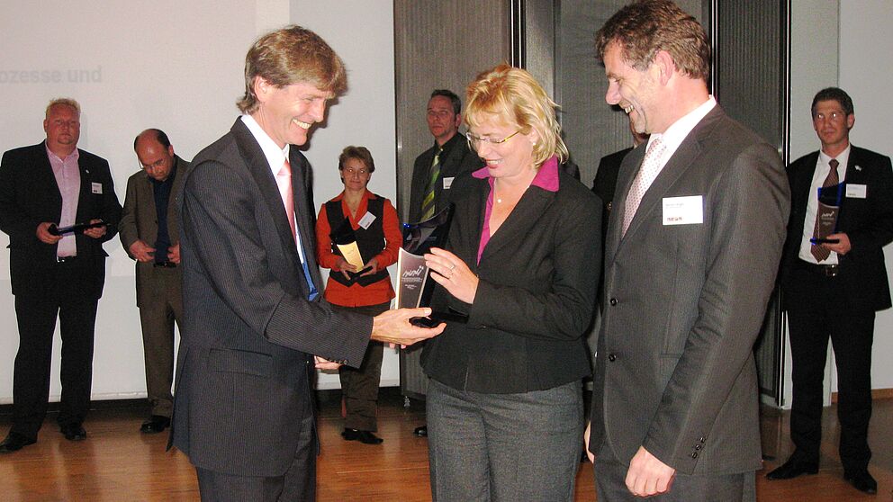 Foto (MEIM): Auch Bettina und Bernd Langer, Gründer der BBL Software GmbH, erhielten von Uni-Präsident Prof. Dr. Nikolaus Risch als Auszeichnung das Label „Unternehmensgründung aus der Universität Paderborn“.