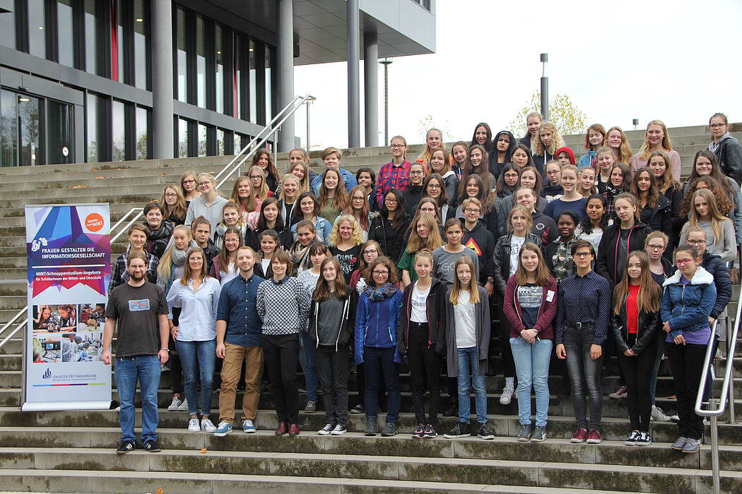 Foto (Universität Paderborn): 86 Schülerinnen aus der Mittel- und Oberstufe nahmen an der diesjährigen Herbst-Uni in Paderborn teil.