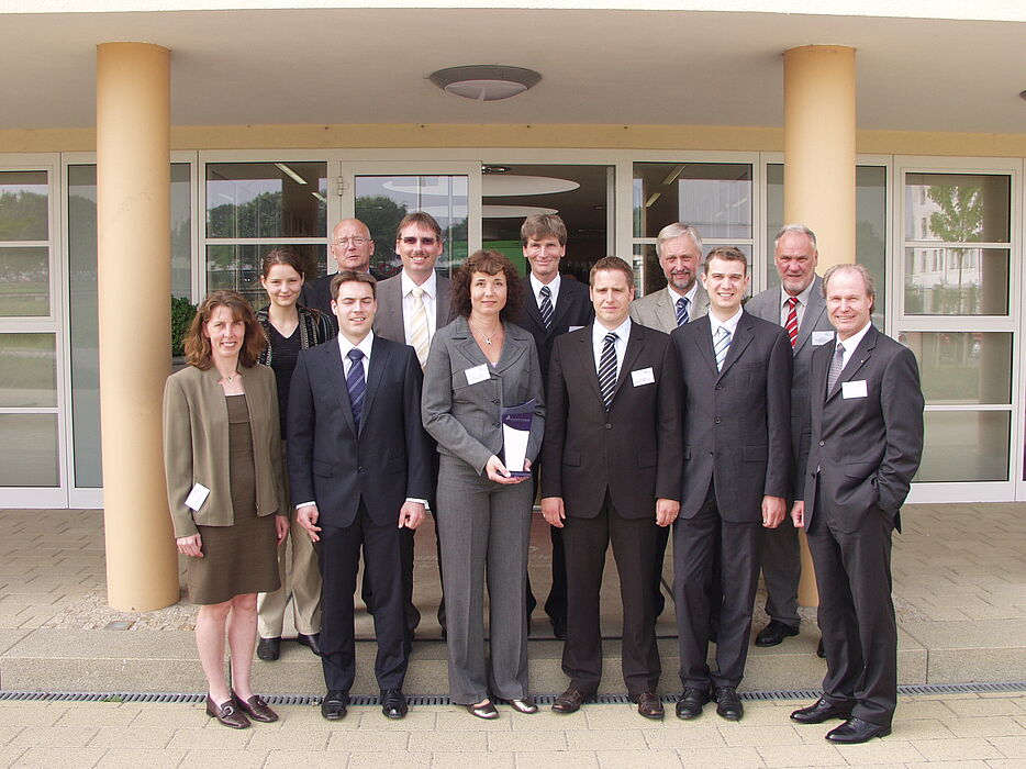 Foto: Sie wurden im Mai 2008 als erste mit dem Label „Unternehmensgründung aus der Universität“ ausgezeichnet (v. li.): Dr. Elke Radeke, Viola Jonas, Stefan Jonas, Prof. Dr. Wilhelm Dangelmaier, Dr. Martin Hahn, Dr. Nicole Jeannine Lehmann, Thorsten