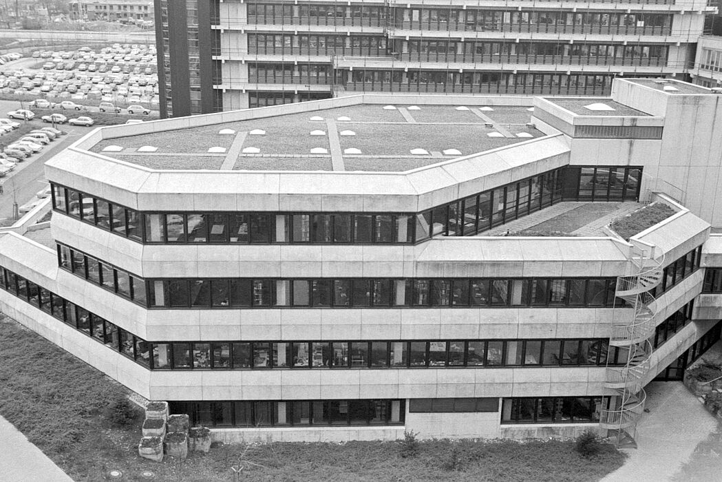 Foto (Universität Paderborn, Universitätsarchiv): Das neue Bibliotheksgebäude im November 1979.