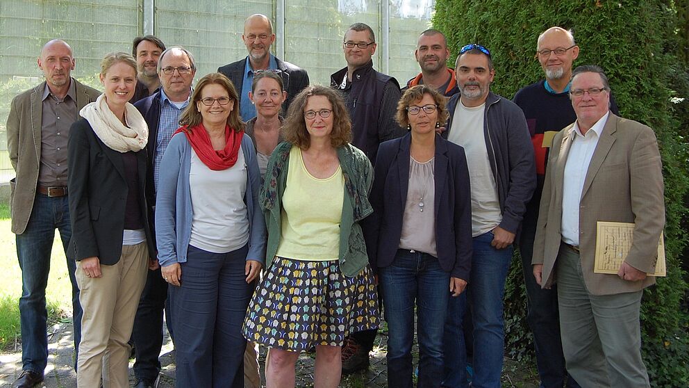 Foto (Universität Paderborn): Projektsteuerungsgruppe, bestehend aus Expertinnen und Experten aller Einrichtungen des Maßregelvollzugs in NRW sowie Dirk Schwerte (1. v. l.), Landesoberbehörde für den Maßregelvollzug in NRW, Dr. Friederike von Gross (