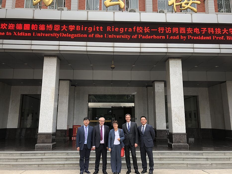 Foto (HANBAN): Vor dem HANBAN-Hauptquartier in Peking: v. l. Junwei Zhong, Prof. Dr. Wolfgang Bremser, Prof. Dr. Birgitt Riegraf, Prof. Dr. Torsten Meier, Prof. Mao Tie.