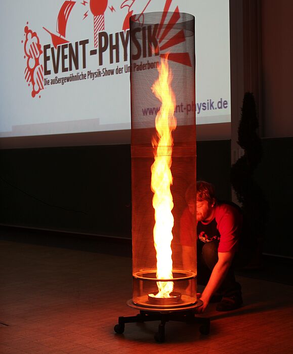 Foto (Universität Paderborn, Nina Reckendorf): Event-Physiker haben das „Paderborner Feuer“ der Lehre entflammt.
