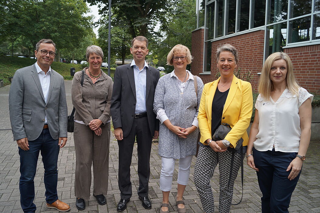 Foto (Universität Paderborn, Katharina Gefele): Veranstalter und Kooperationspartner freuen sich über ein gelungenes Camp: v. l. Prof. Dr. Bardo Herzig, Dr. Cornelia Zierau, Stephan Kleine, Anne Mischendahl, Petra Lettermann, Magdalena Can.