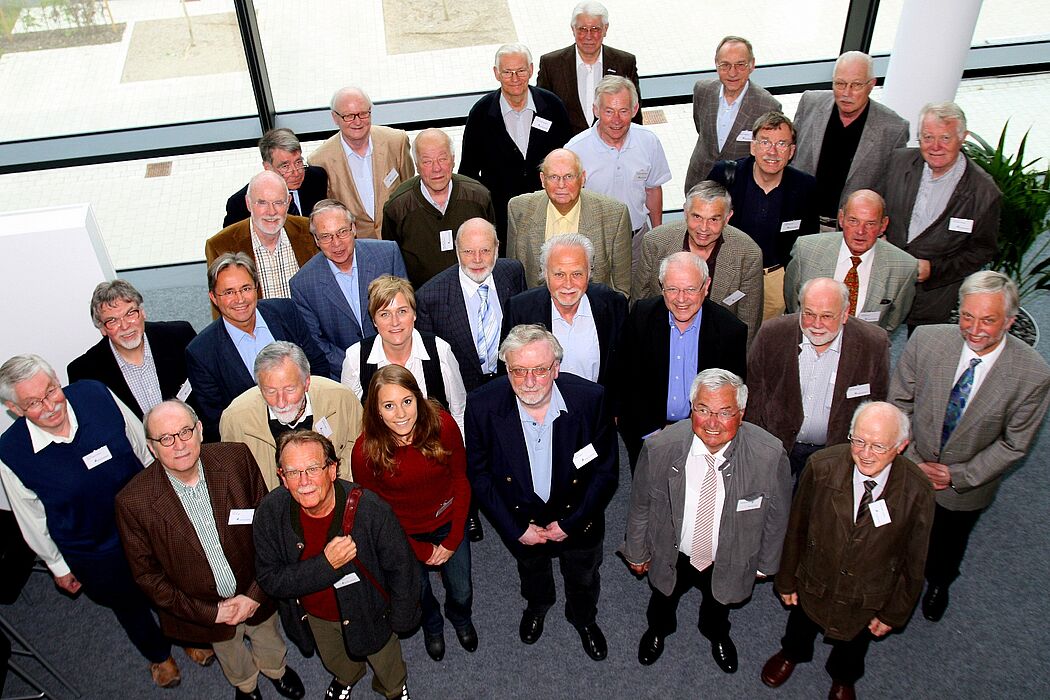 Mehr als 30 ehemalige Professoren trafen sich zum achten Emeriti-Treffen in der Zukunftsmeile Fürstenallee. Die regelmäßig zwei Mal im Jahr stattfindenden Treffen bieten die Möglichkeit, sich über Neuerungen in der Universität zu informieren und Kol