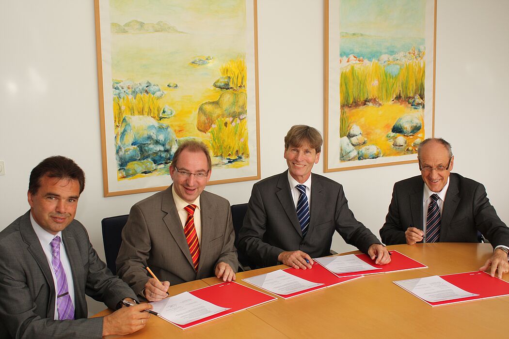 Unterzeichneten am 10.6.2011 einen Kooperationsvertrag über Promotionen (v. li.): Prof. Dr.-Ing. Jürgen Jasperneite, Dr. Oliver Herrmann,  Prof. Dr. Nikolaus Risch, Prof. Dr. Franz Josef Rammig.