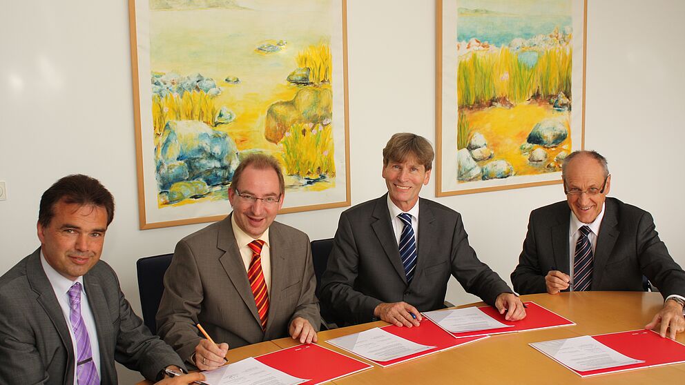 Unterzeichneten am 10.6.2011 einen Kooperationsvertrag über Promotionen (v. li.): Prof. Dr.-Ing. Jürgen Jasperneite, Dr. Oliver Herrmann,  Prof. Dr. Nikolaus Risch, Prof. Dr. Franz Josef Rammig.