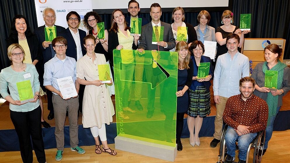 Foto (DAAD): Gemeinsam mit Vertretern von neun anderen Hochschulen nimmt Sabine Adelio (rechts) vom International Office der Universität Paderborn den Preis bei einer Festveranstaltung in Berlin entgegen.