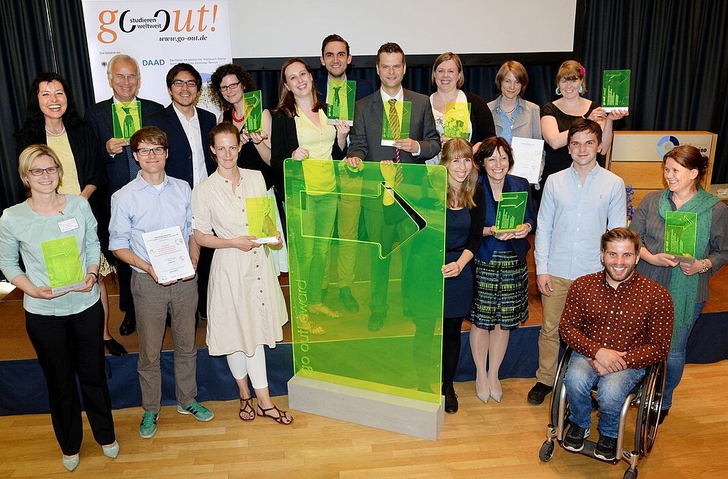 Foto (DAAD): Gemeinsam mit Vertretern von neun anderen Hochschulen nimmt Sabine Adelio (rechts) vom International Office der Universität Paderborn den Preis bei einer Festveranstaltung in Berlin entgegen.